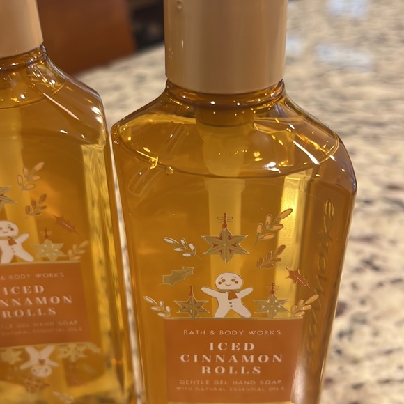New bath and Bodyworks iced cinnamon rolls hand soap - Picture 3 of 6